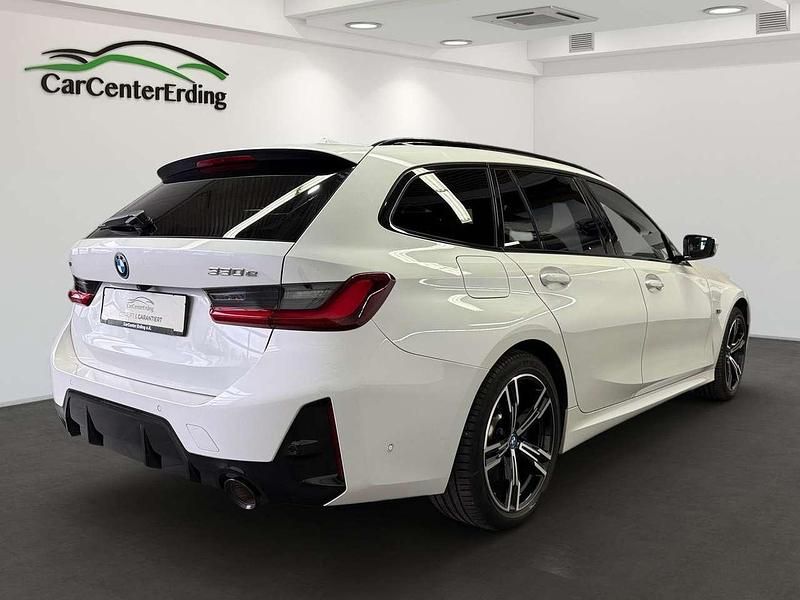 Gebraucht BMW 330e M Sport 292 PS (214 kW) 2022 Mineralweiss Kombi