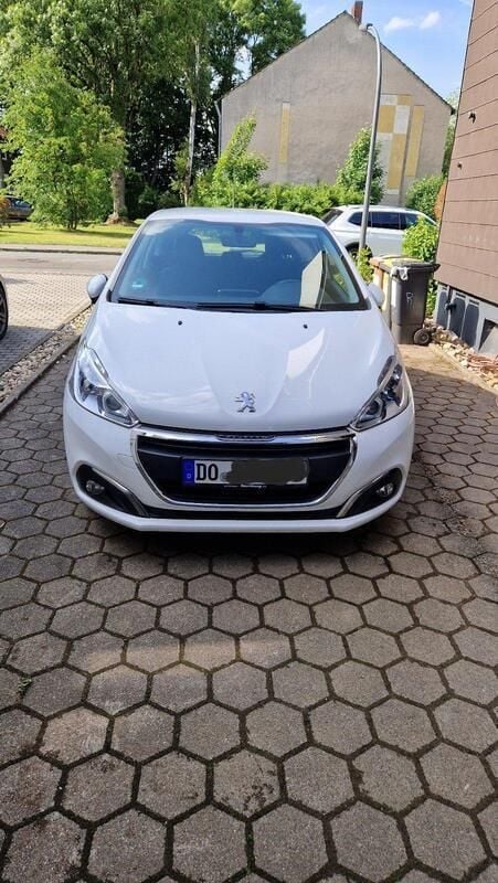 Weiß Gebraucht 2017 Peugeot 208 Active Kleinwagen | 6.600 € (Guter Preis) - Bild 1/4