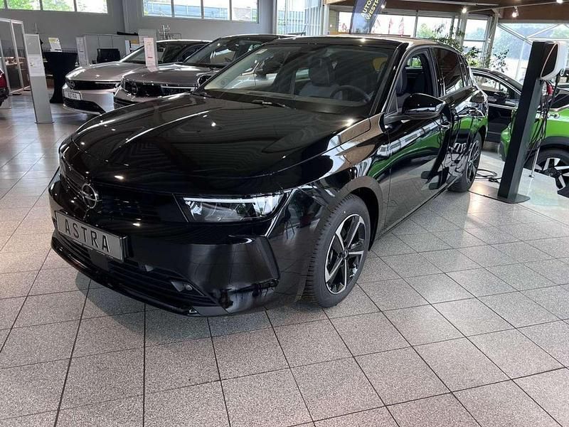 Lackierung schwarz perla nera Gebraucht 2024 Opel Astra Edition Limousine | 23.990 € (Fairer Preis) - Bild 1/4