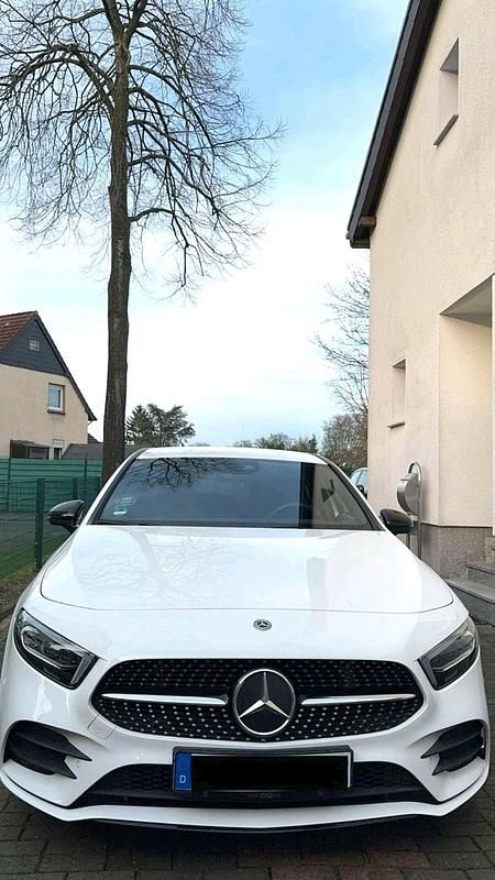 Weiß Gebraucht 2019 Mercedes A180 AMG Limousine | 22.900 € (Guter Preis) - Bild 1/4