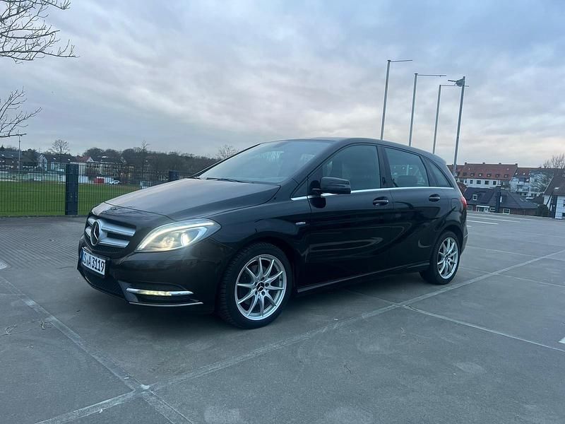 Schwarz Gebraucht 2011 Mercedes B180 Van / Kleinbus | 7.300 € - Bild 1/4