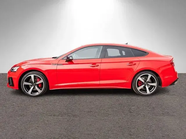 Gebraucht Audi A5 Sportback Ambiente 204 PS (150 kW) 2022 Tangorot metallic Kleinwagen