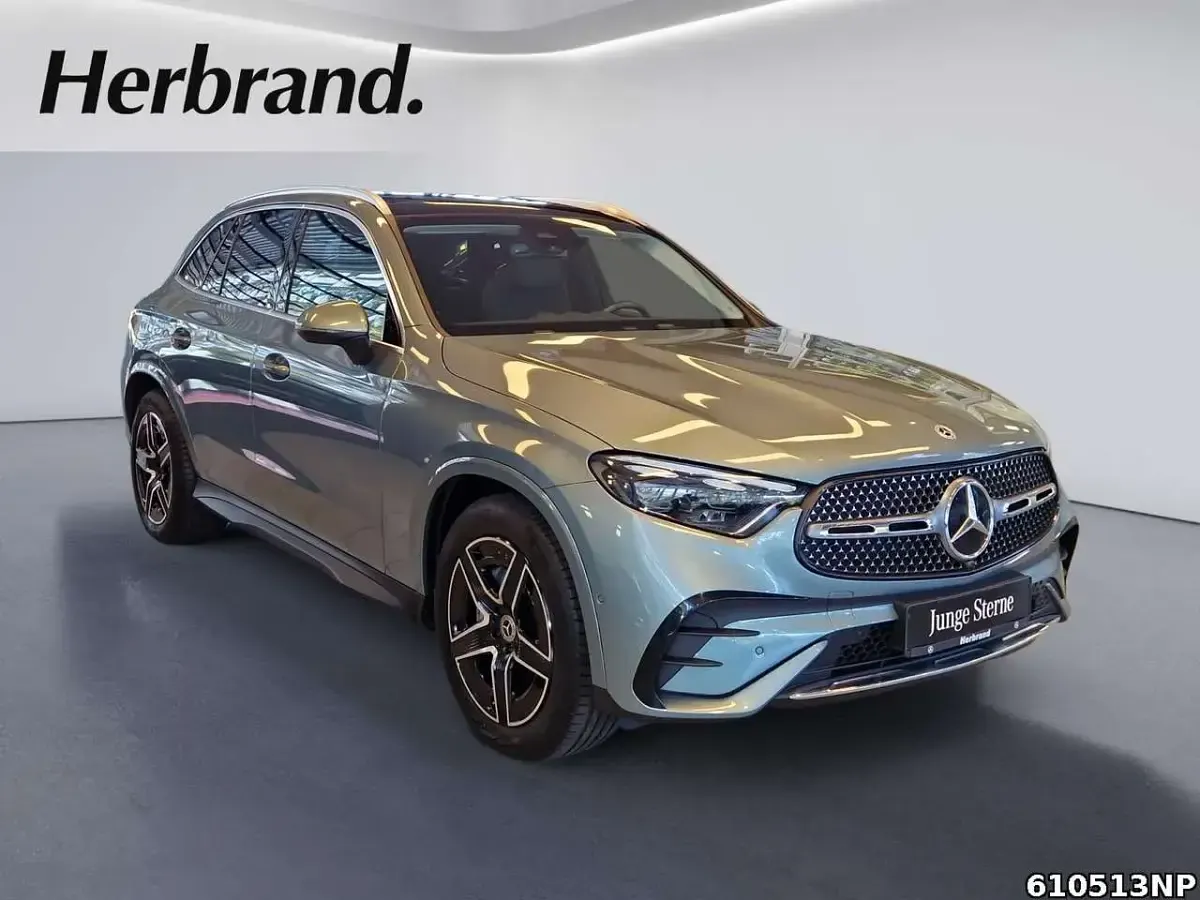 Gebraucht Mercedes GLC300 AMG 258 PS (189 kW) 2025 Metalliclack verdesilber SUV