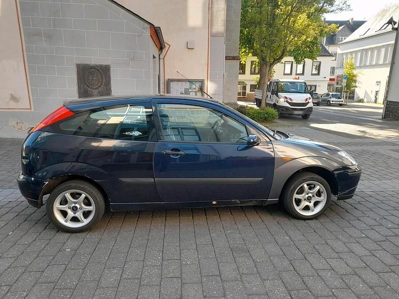 Second-hand Ford Focus 101 CP (74 kW) 2004 Albastru Hatchback