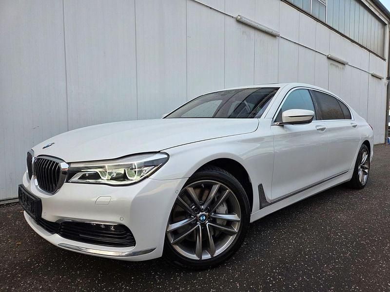 Gebraucht BMW 750 Sport Line 449 PS (330 kW) 2015 Weiß Limousine