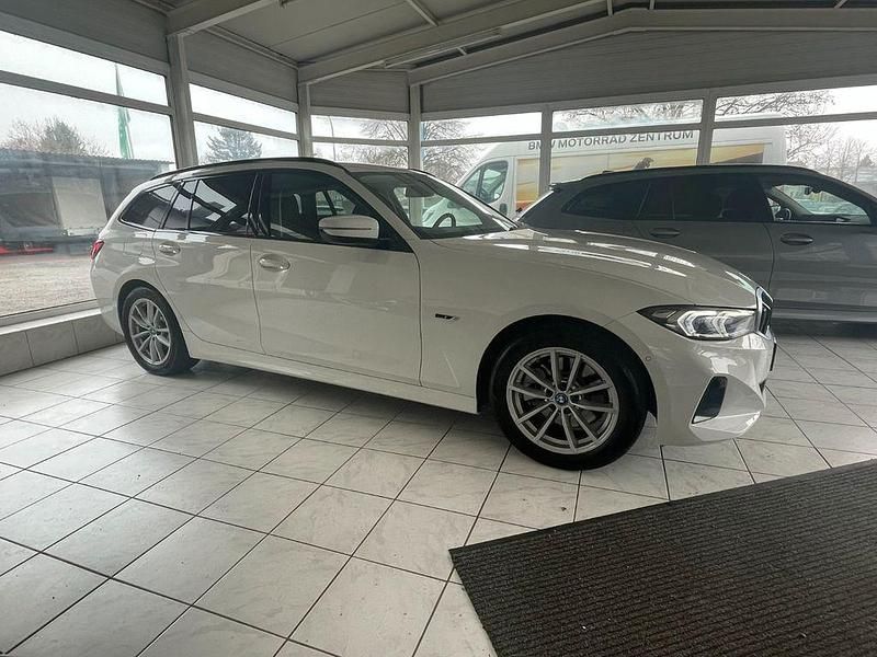 Gebraucht BMW 330e 184 PS (135 kW) 2022 Weiß Limousine