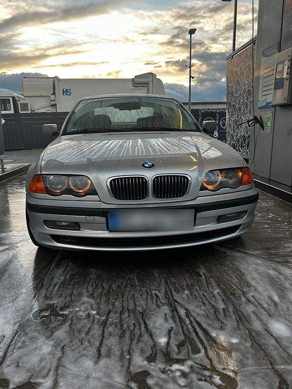 Gebraucht BMW 320 Sport Line 150 PS (110 kW) 1998 Silber Limousine
