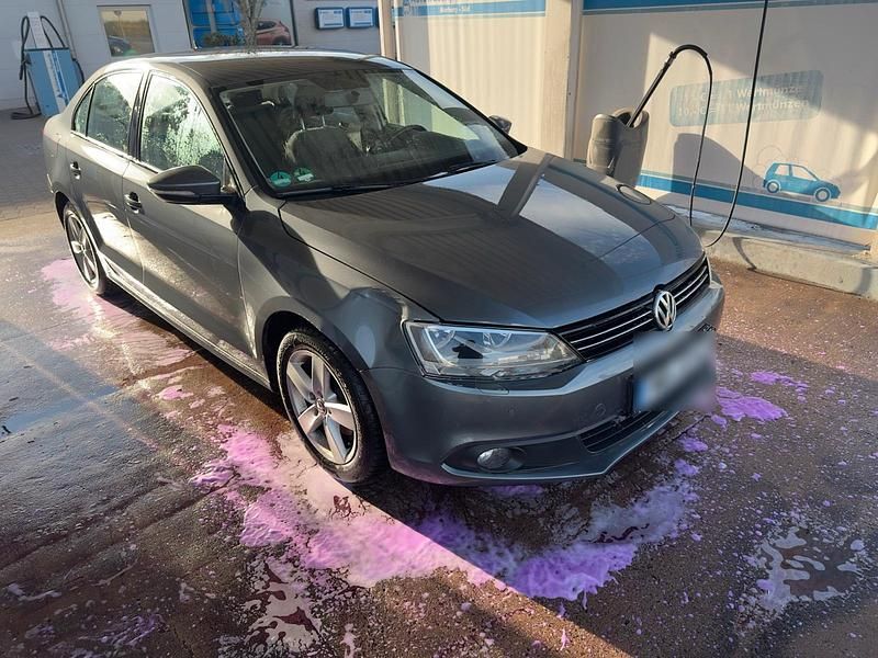 Gebraucht VW Jetta 105 PS (77 kW) 2012 Grau Limousine