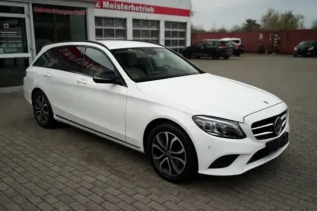 Gebraucht Mercedes C220 194 PS (142 kW) 2020 Weiß Limousine