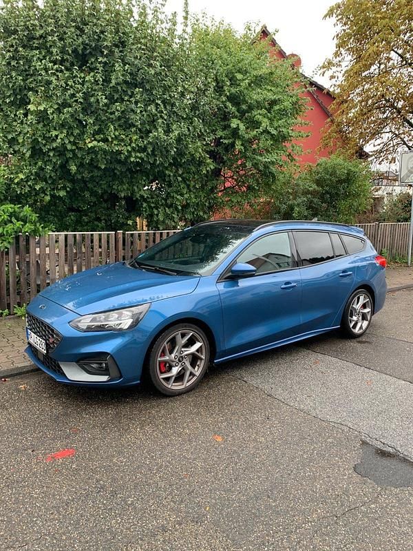 Blau Gebraucht 2020 Ford Focus ST Kombi | 25.500 € (Fairer Preis) - Bild 1/4