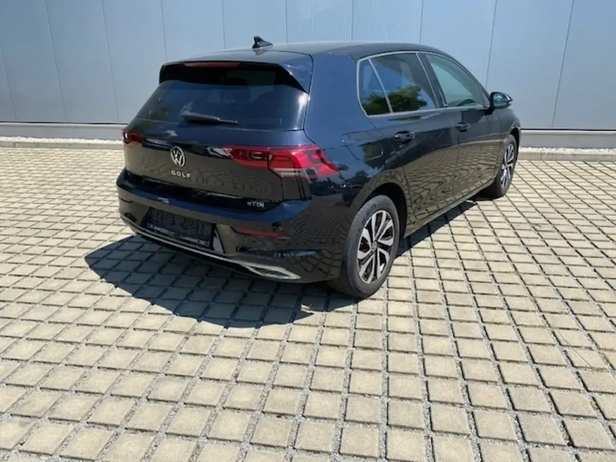 Gebraucht VW Golf VIII Active 131 PS (96 kW) 2021 Deep black perleffekt (metallic) Limousine