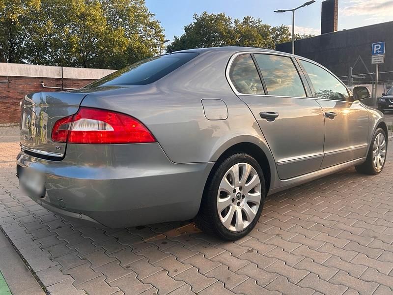Gebraucht Skoda Superb 160 PS (117 kW) 2010 Grau Limousine