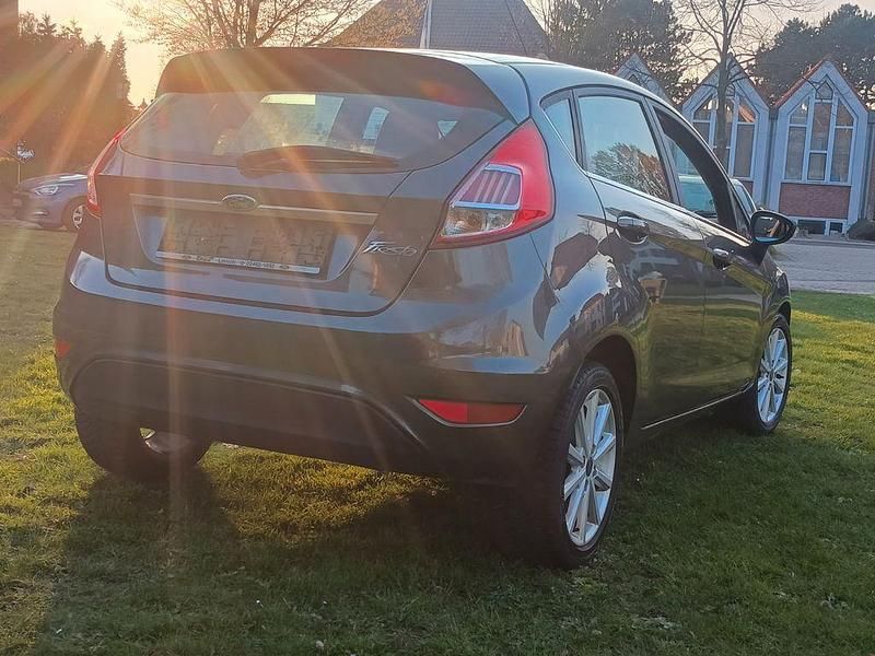 Gebraucht Ford Fiesta Trend 95 PS (69 kW) 2016 Grau Limousine