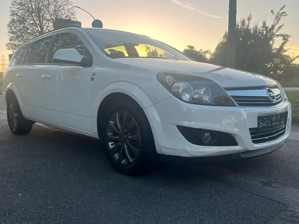 Gebraucht Opel Astra Edition 90 PS (66 kW) 2010 Weiß Kombi