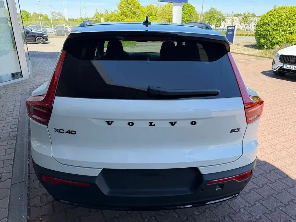Nowe Volvo XC40 Plus 163 KM (119 kW) 2026 Biały SUV