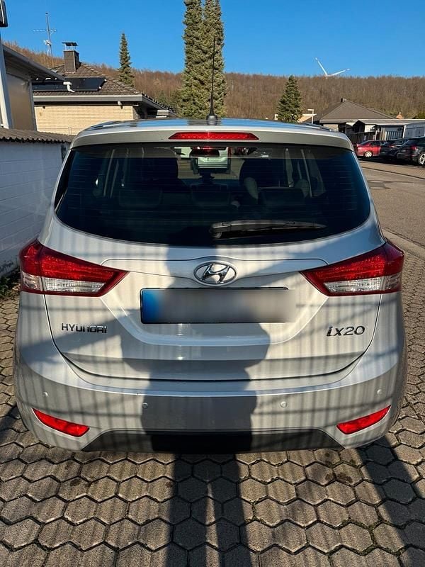 Gebraucht Hyundai ix20 125 PS (91 kW) 2014 Silber Kleinwagen