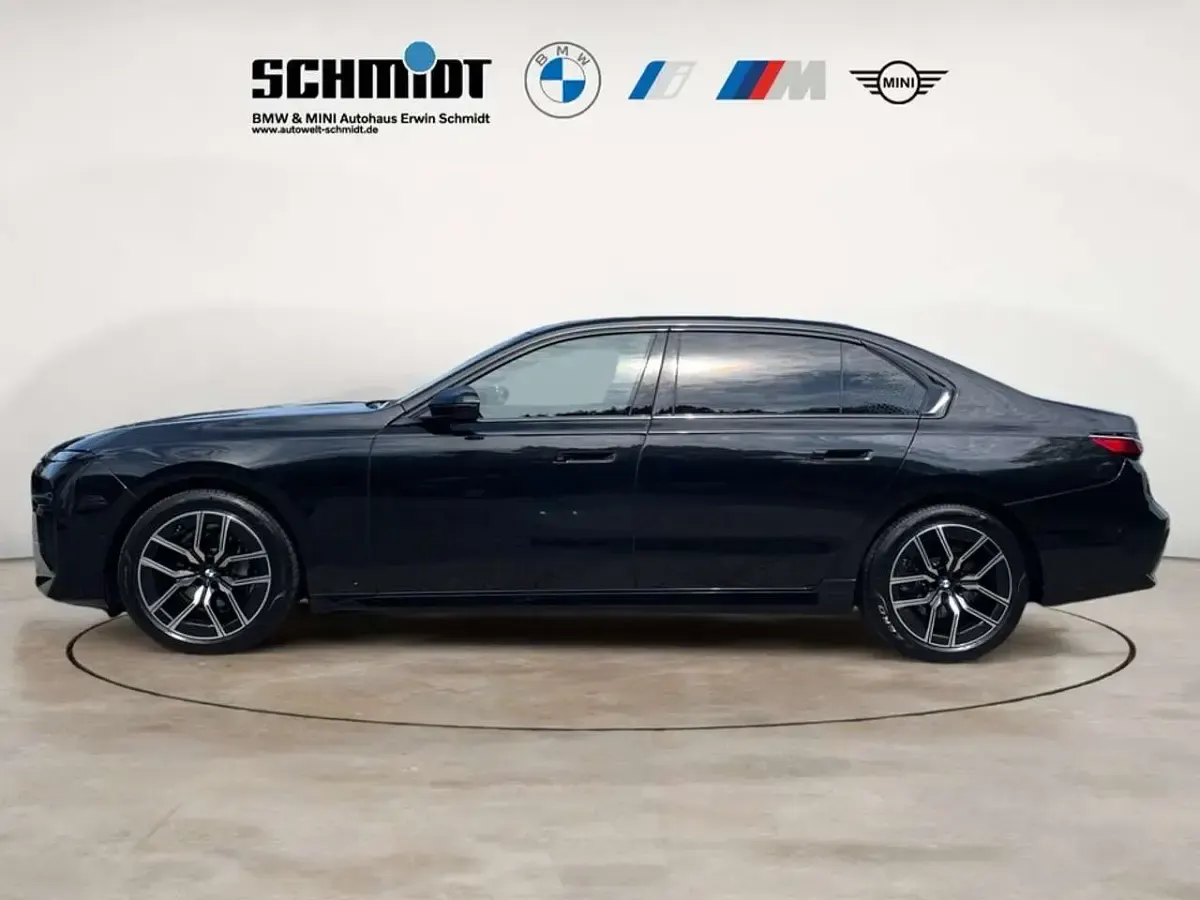 Gebraucht BMW 740 M Sport 299 PS (219 kW) 2024 Saphirschwarz metallic Limousine