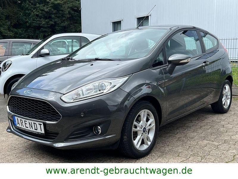 Grau Gebraucht 2017 Ford Fiesta Celebration Kleinwagen | 9.490 € (Fairer Preis) - Bild 1/4