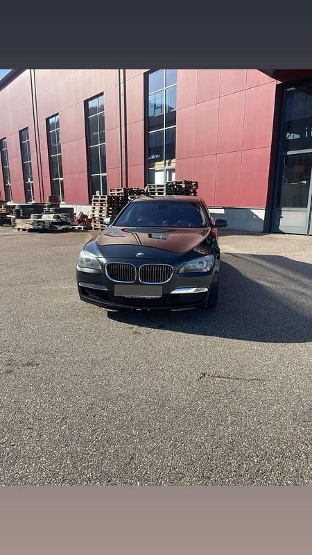 Grau Gebraucht 2011 BMW 750L Shadowline Limousine | 14.200 € (Fairer Preis) - Bild 1/4