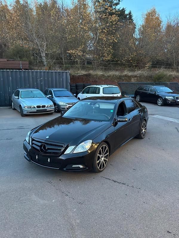 Schwarz Gebraucht 2010 Mercedes E350 Limousine | 8.700 € (Fairer Preis) - Bild 1/4