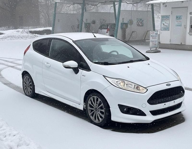 Weiß Gebraucht 2017 Ford Fiesta ST Kleinwagen | 7.000 € (Guter Preis) - Bild 1/4