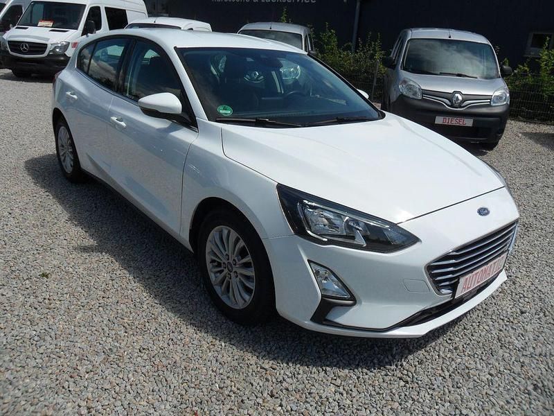 Weiß Gebraucht 2022 Ford Focus Titanium Limousine | 15.990 € (Superpreis) - Bild 1/4