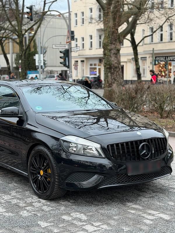 Gebraucht Mercedes A180 122 PS (89 kW) 2013 Schwarz Kleinwagen