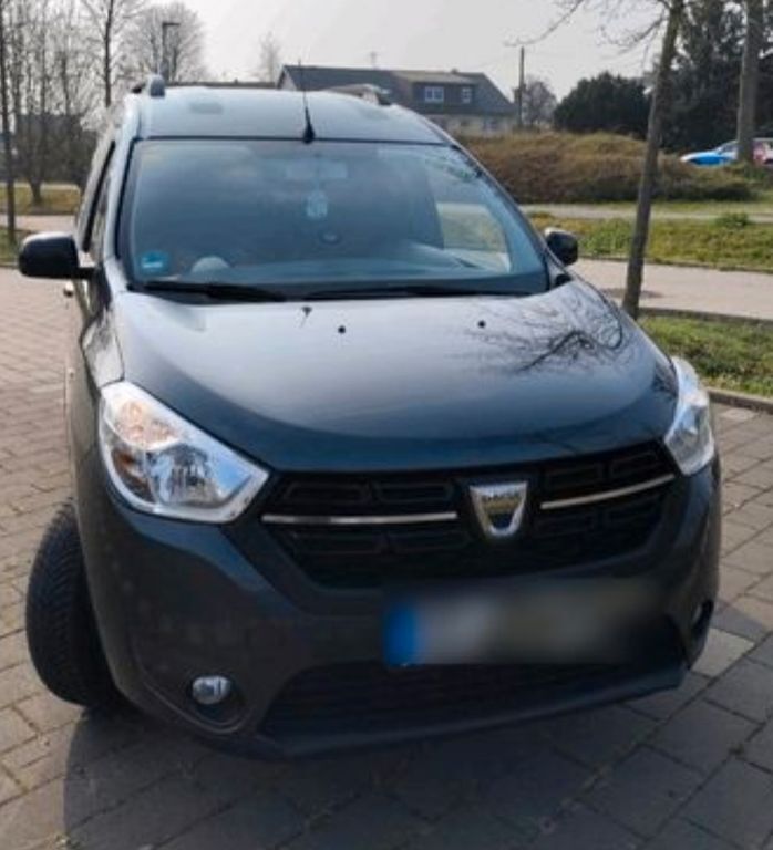 Grau Gebraucht 2021 Dacia Dokker Comfort Van | 15.700 € (Guter Preis) - Bild 1/4