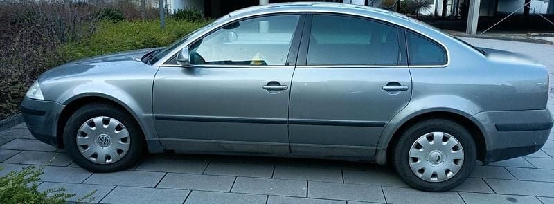 Gebraucht VW Passat Basis 131 PS (96 kW) 2004 Grau Limousine