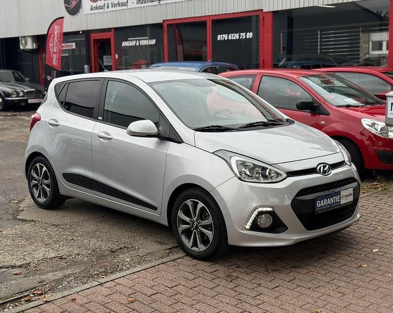 Silber Gebraucht 2016 Hyundai i10 Passion Kleinwagen | 8.490 € (Fairer Preis) - Bild 1/4
