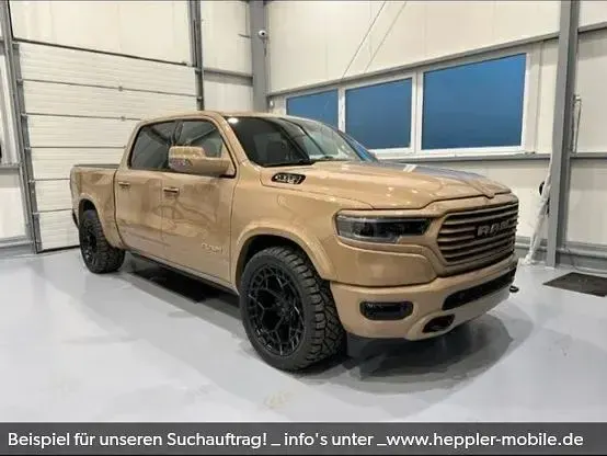 Gebraucht Dodge Ram 401 PS (294 kW) 2019 3m satin gold dust black folie Pickup