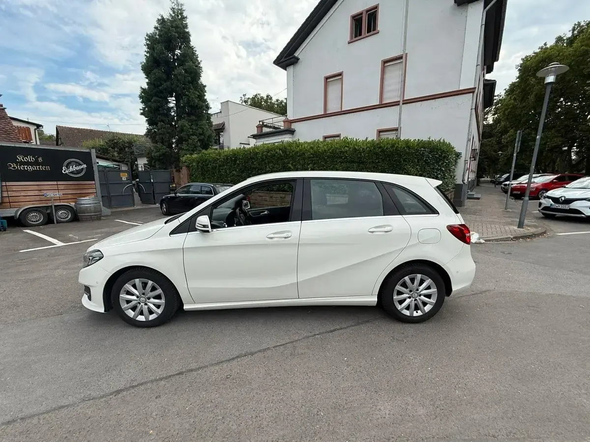 Gebraucht Mercedes B180 122 PS (89 kW) 2017 Weiß Kleinwagen