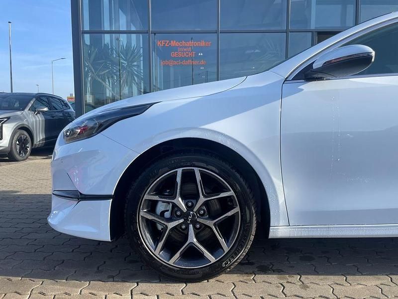 Neu Kia Ceed 140 PS (102 kW) 2025 Weiß Kleinwagen