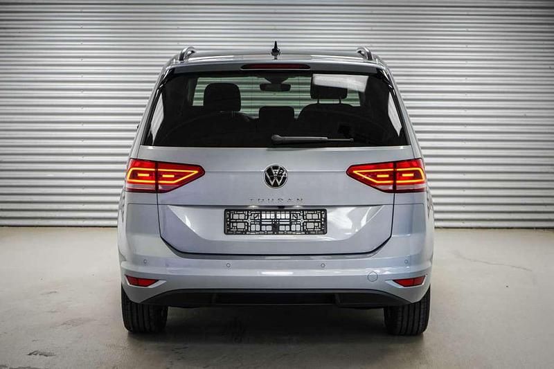 Neu VW Touran 150 PS (110 kW) 2025 Oyster silber Van / Kleinbus
