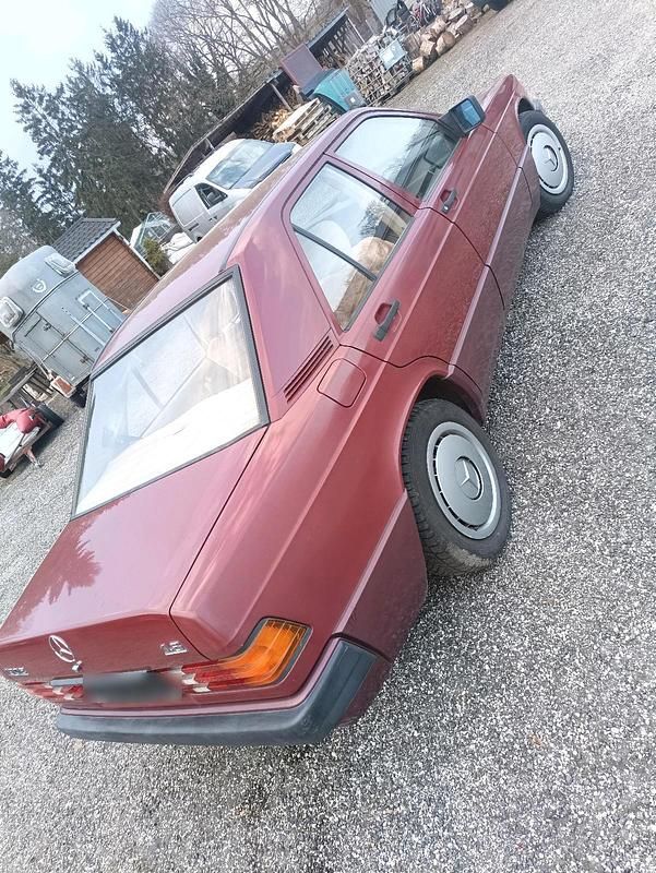 Gebraucht Mercedes 190 109 PS (80 kW) 1991 Rot Limousine