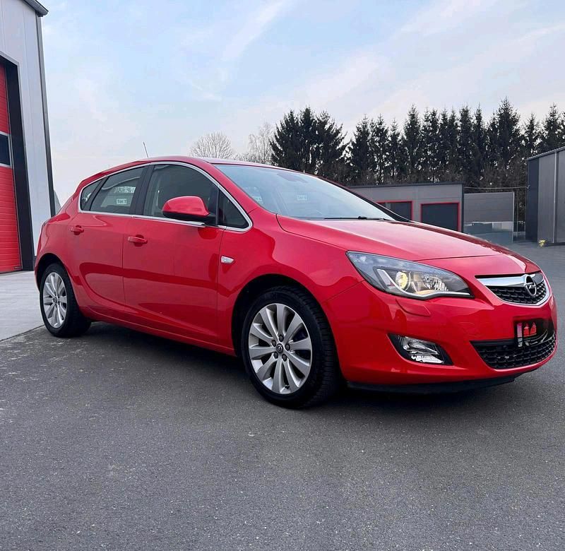 Gebraucht Opel Astra 115 PS (84 kW) 2010 Rot Kleinwagen