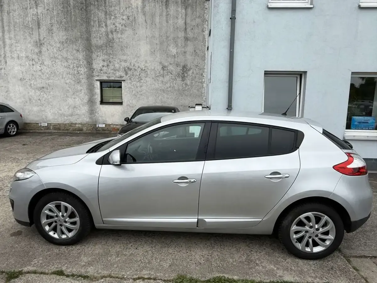 Gebraucht Renault Mégane Dynamique 116 PS (85 kW) 2013 Platingrau Limousine