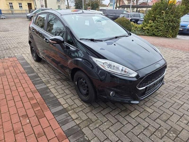 Gebraucht Ford Fiesta 82 PS (60 kW) 2016 Pantherschwarz metallic (metallic) Kleinwagen