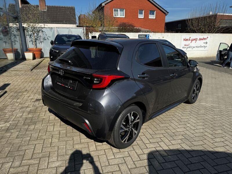 Neu Toyota Yaris Hybrid 117 PS (86 kW) 2025 Grau Limousine
