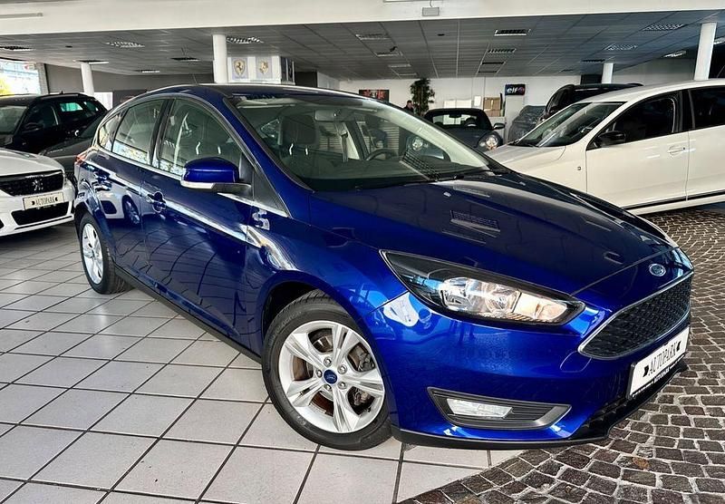Blau Gebraucht 2016 Ford Focus Trend Limousine | 7.950 € (Fairer Preis) - Bild 1/4