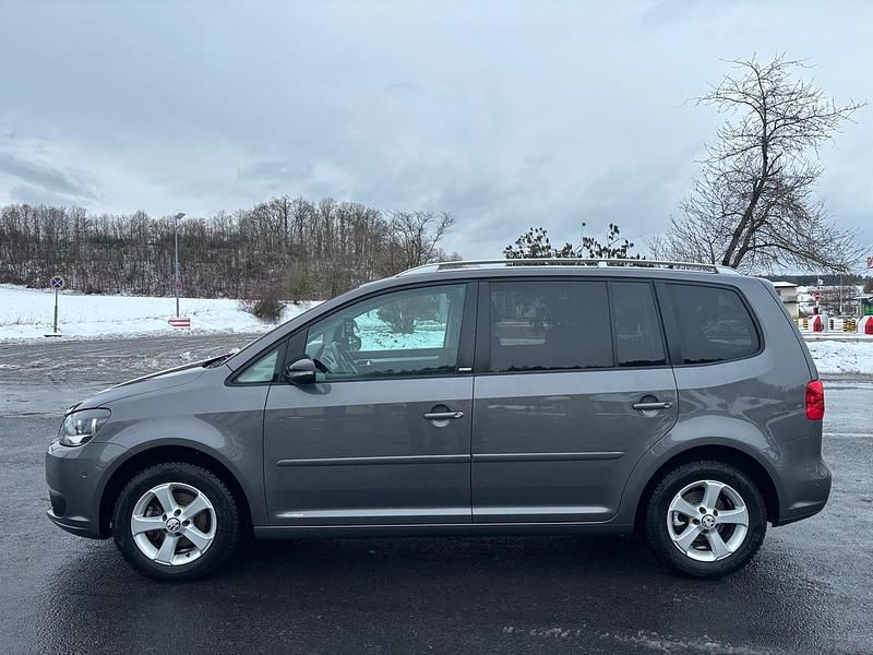 Grau Gebraucht 2012 VW Touran Match Van / Kleinbus | 7.890 € (Teuer) - Bild 1/4