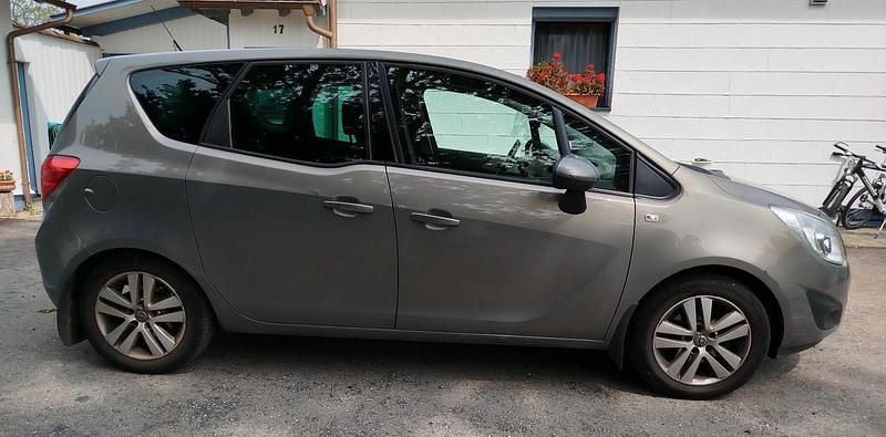 Grau Gebraucht 2011 Opel Meriva Innovation Van / Kleinbus | 2.300 € (Superpreis) - Bild 1/4