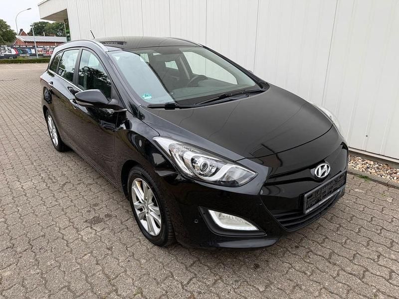 Schwarz Gebraucht 2015 Hyundai i30 Trend Kombi | 3.500 € - Bild 1/4