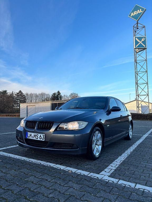 Grau Gebraucht 2005 BMW 320 Limousine | 2.950 € (Guter Preis) - Bild 1/4