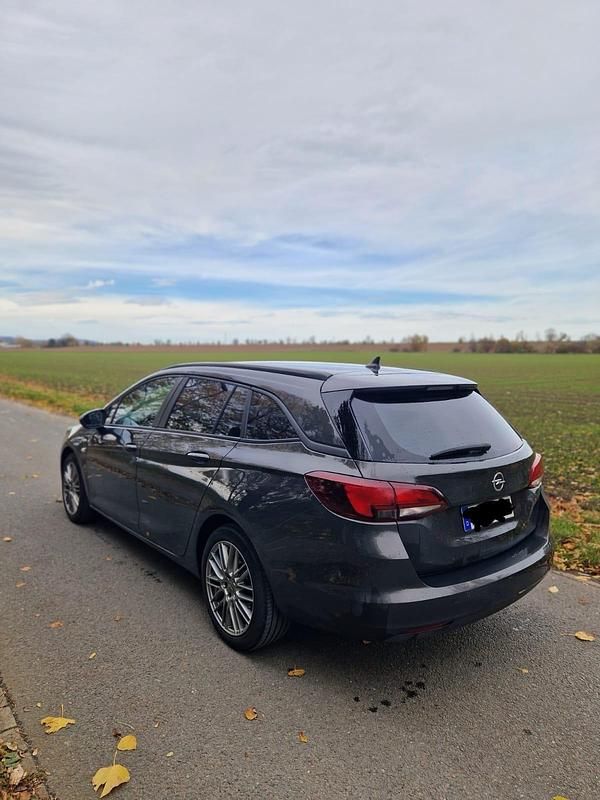 Grau Gebraucht 2016 Opel Astra Kombi | 8.200 € (Etwas zu teuer) - Bild 1/4