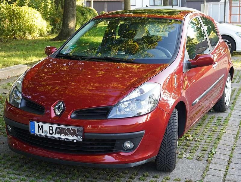 Rot Gebraucht 2005 Renault Clio II Dynamique Limousine | 4.800 € (Teuer) - Bild 1/4