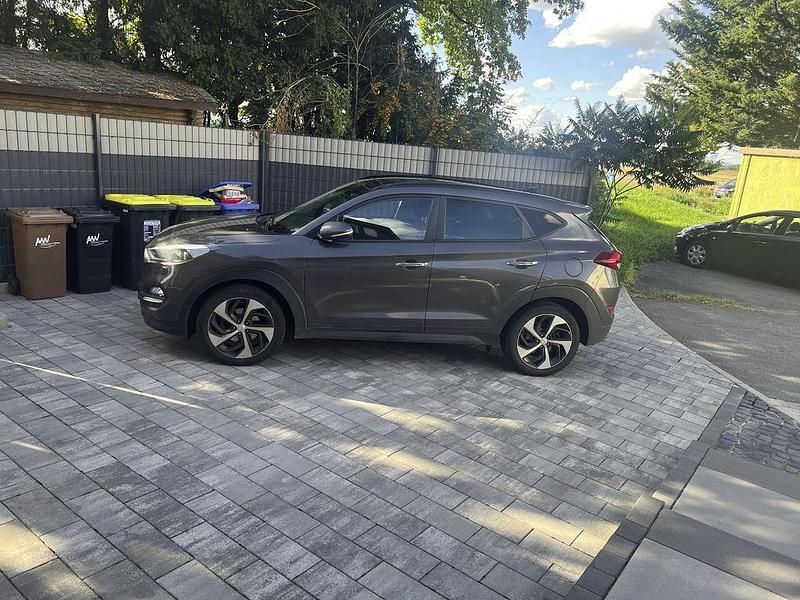 Braun Gebraucht 2015 Hyundai Tucson Premium SUV | 14.900 € (Fairer Preis) - Bild 1/4