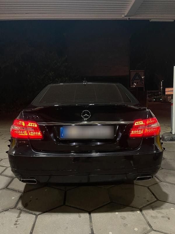 Schwarz Gebraucht 2013 Mercedes E300 Limousine | 8.900 € (Superpreis) - Bild 1/4