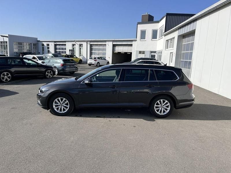 Gebraucht VW Passat Business 150 PS (110 kW) 2023 Mangangrau Kombi