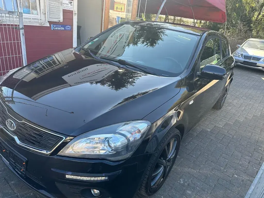 Usado Kia Ceed 125 CV (91 kW) 2012 Negro Utilitario